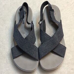 2-Clarks women’s size 11 US Cloudsteppers 1 gently used blue pair & 1 used black